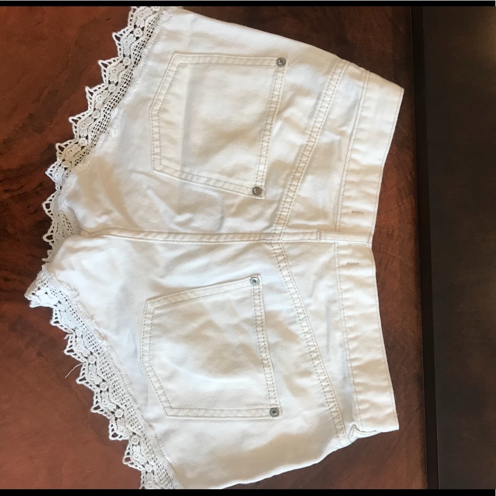 ✨Free People Size 27 White Lace Cut-Off Shorts✨ - Picture 2 of 3